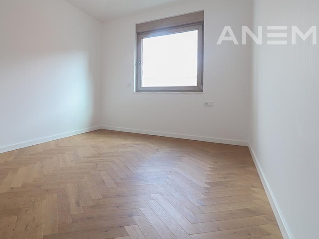 Zyre me qira me 4 hapësira pune në Rrugën B