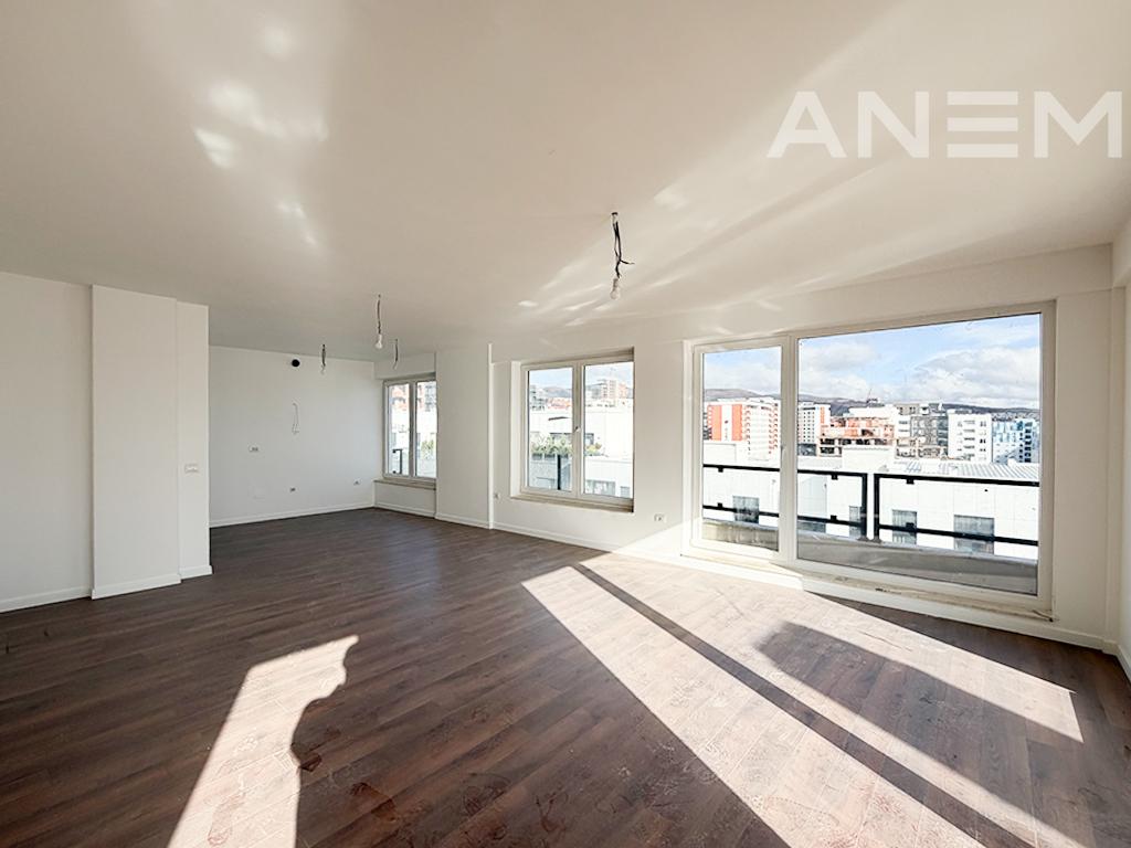 Penthouse në shitje 177m² + 44m² + 35m² në Rrugën C