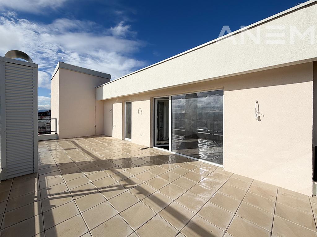 Penthouse në shitje 177m² + 44m² + 35m² në Rrugën C