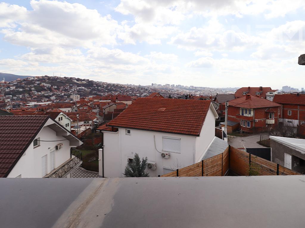 Shtëpi me qira me 3 dhoma gjumi në Kodrën e Trimave