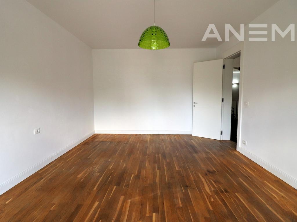 Shtëpi në shitje 360m² + 60m² bodrum dhe 100m² nënkulm në Marigona Residencë.