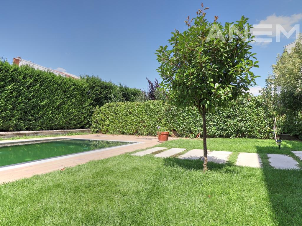 Shtëpi në shitje 360m² + 60m² bodrum dhe 100m² nënkulm në Marigona Residencë.