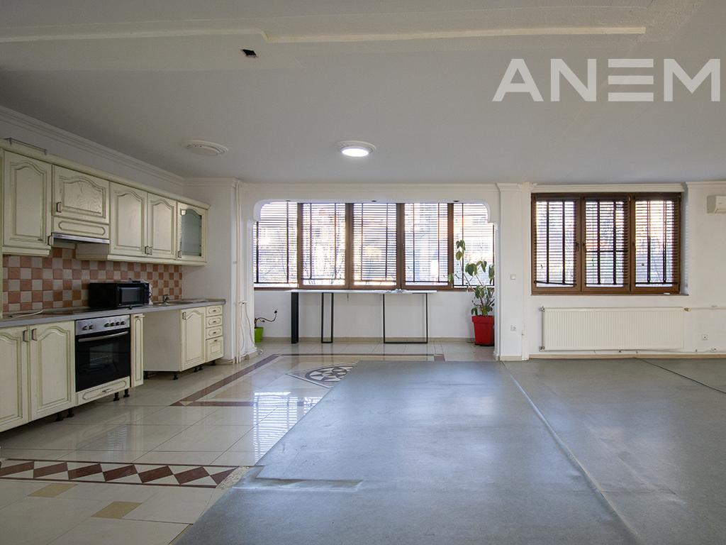 Zyre me qira me 4 hapësira pune në lagjen Aktash