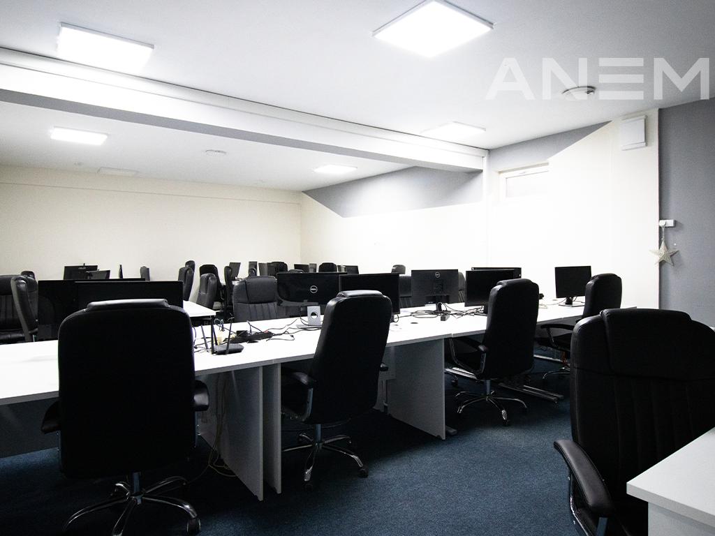 Zyre me qira me 7 hapësira pune në Kalabri