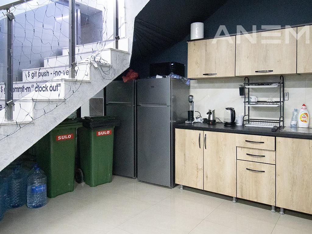 Zyre me qira me 7 hapësira pune në Kalabri