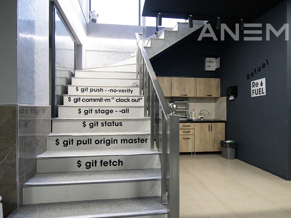 Zyre me qira me 7 hapësira pune në Kalabri