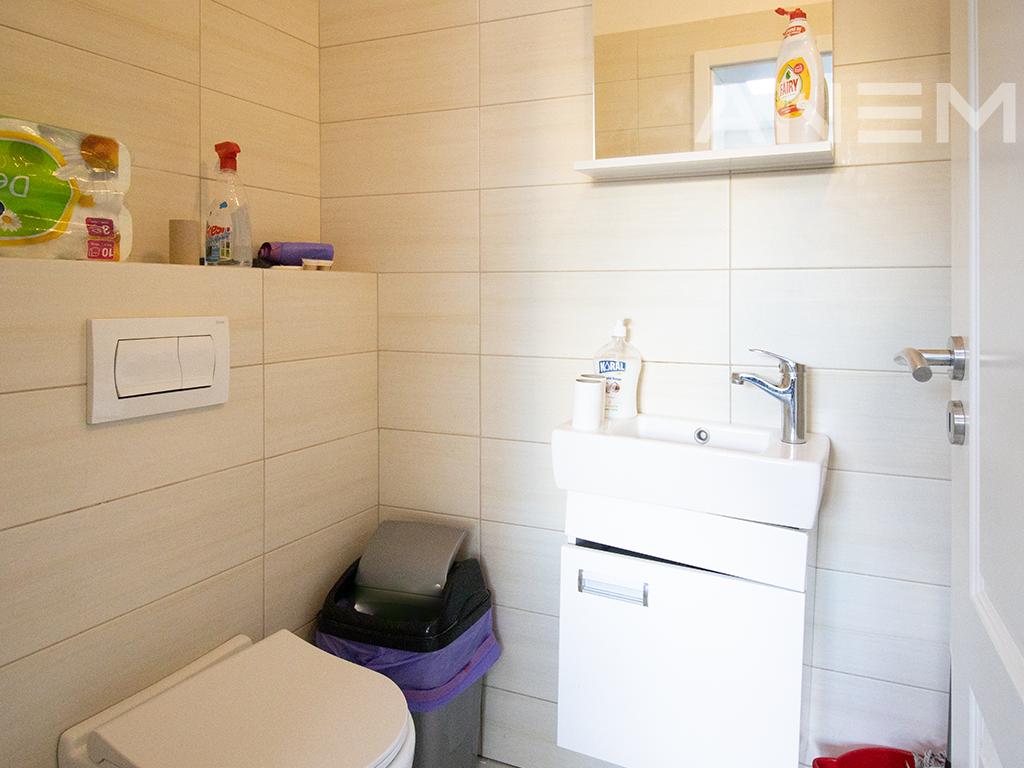 Zyre me qira me 7 hapësira pune në Kalabri