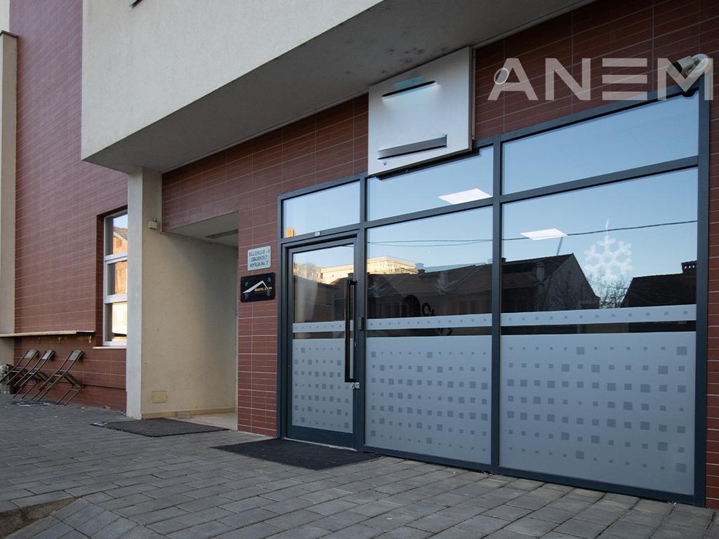 Zyre me qira me 7 hapësira pune në Kalabri