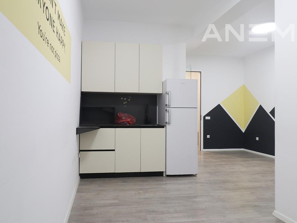 Zyre me qira me 225m² + 40m² te Rruga C