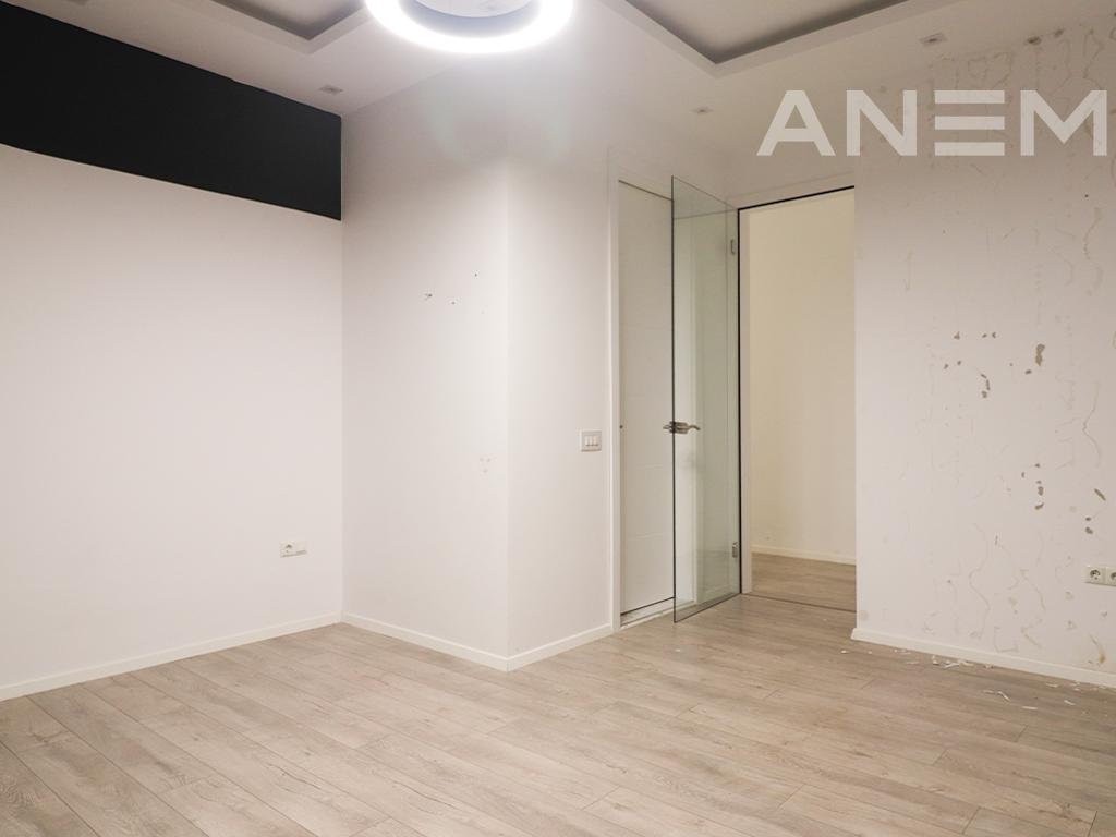 Zyre me qira me 225m² + 40m² te Rruga C