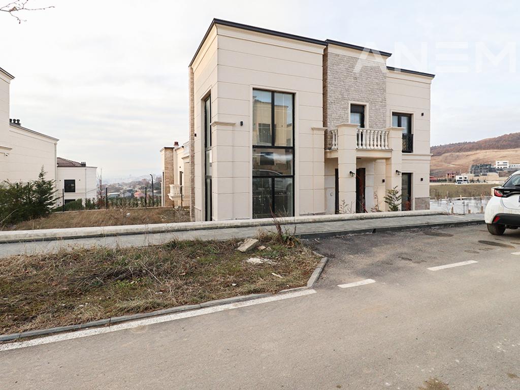 House for sale 374.76m² in the Royal Green Residence neighborhood