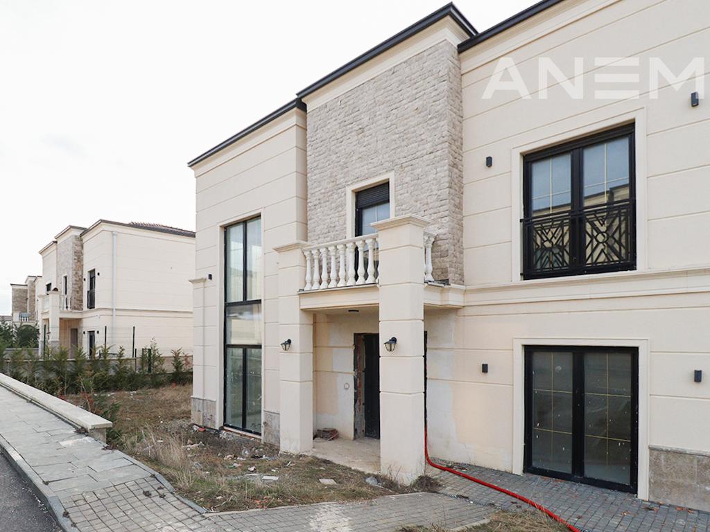 House for sale 374.76m² in the Royal Green Residence neighborhood