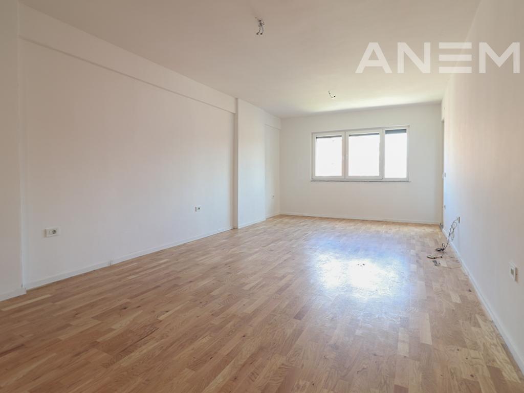 Zyrë me qira me 3 hapësira pune në Mat 1