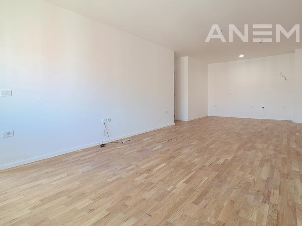 Zyrë me qira me 3 hapësira pune në Mat 1