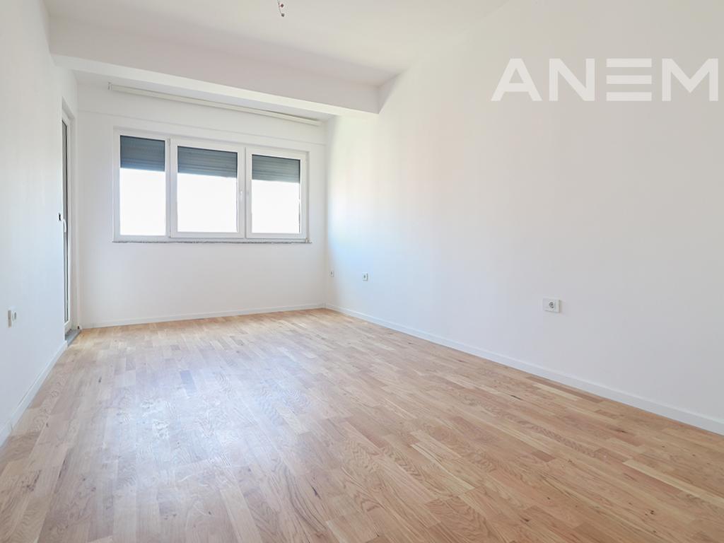 Zyrë me qira me 3 hapësira pune në Mat 1