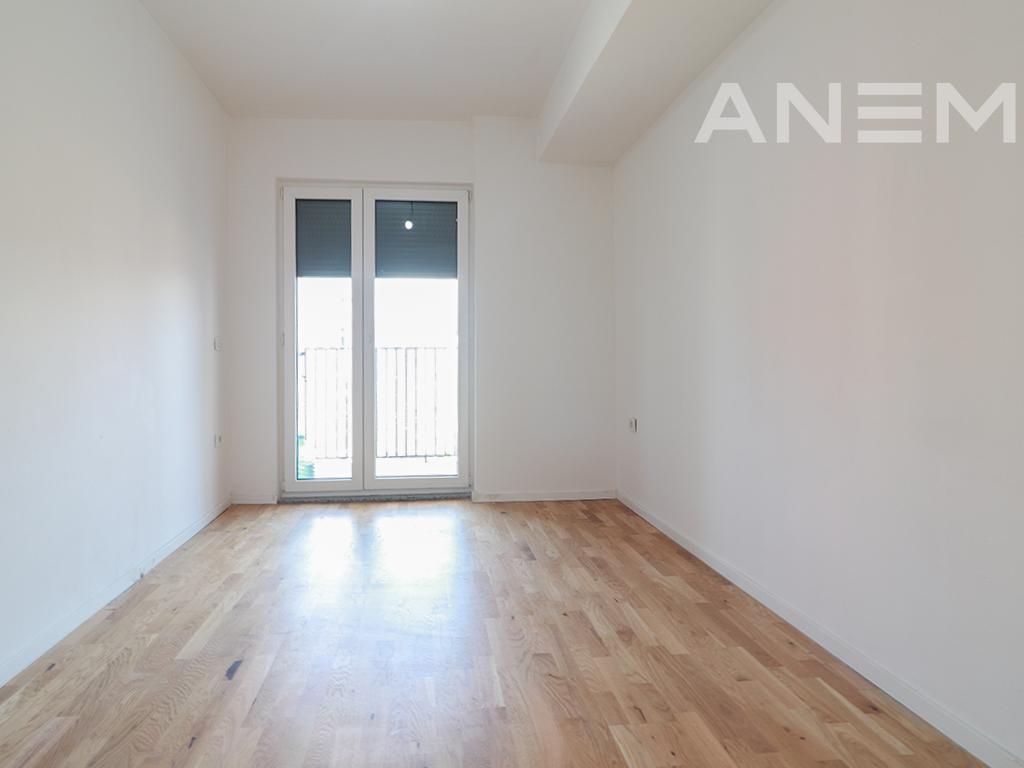 Zyrë me qira me 3 hapësira pune në Mat 1