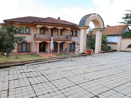Shtëpi me qira 440m² në Rr. Nazim Gafurri