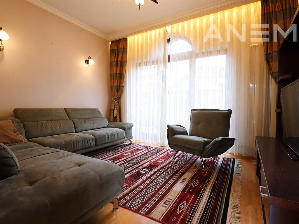 Shtëpi me qira 440m² në Rr. Nazim Gafurri
