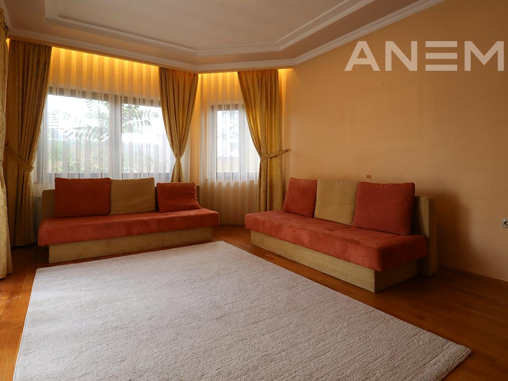 Shtëpi me qira 440m² në Rr. Nazim Gafurri