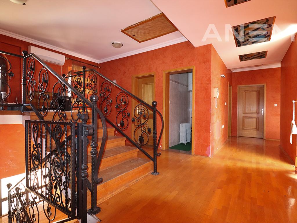 Shtëpi me qira 440m² në Rr. Nazim Gafurri