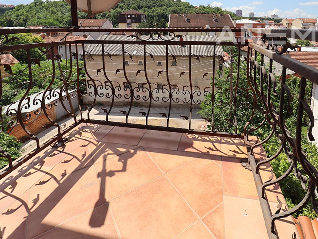 Shtëpi me qira 440m² në Rr. Nazim Gafurri