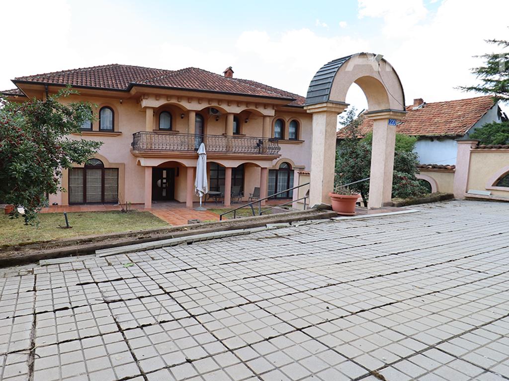Shtëpi me qira 440m² në Rr. Nazim Gafurri