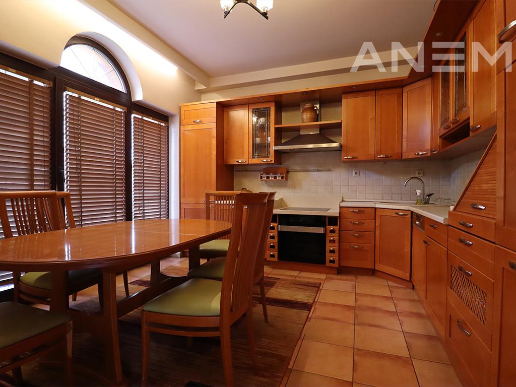 Shtëpi në shitje 440m² në Rr. Nazim Gafurri
