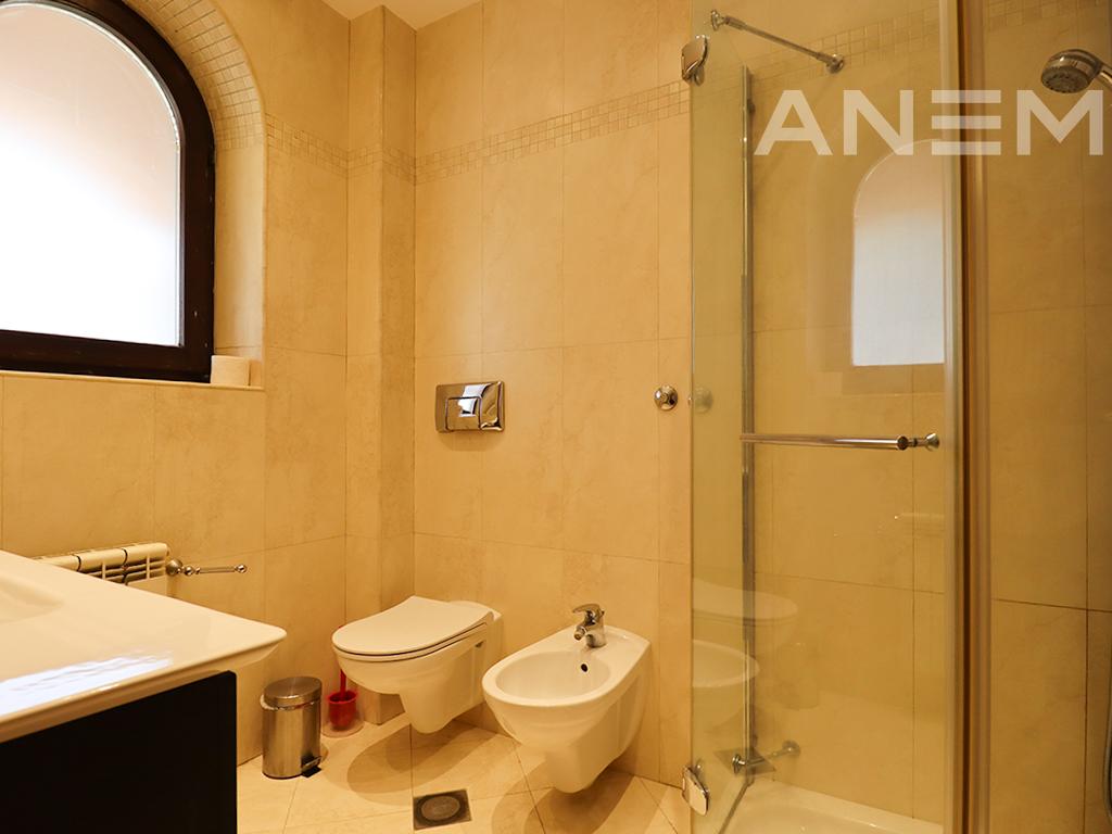 Shtëpi në shitje 440m² në Rr. Nazim Gafurri