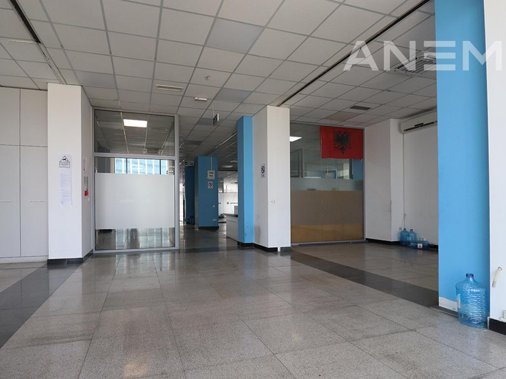 Objekt me qira 1000m² në Qendër