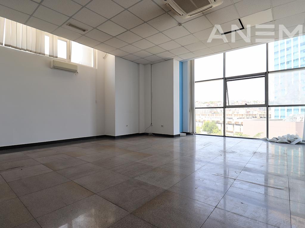 Objekt me qira 1000m² në Qendër