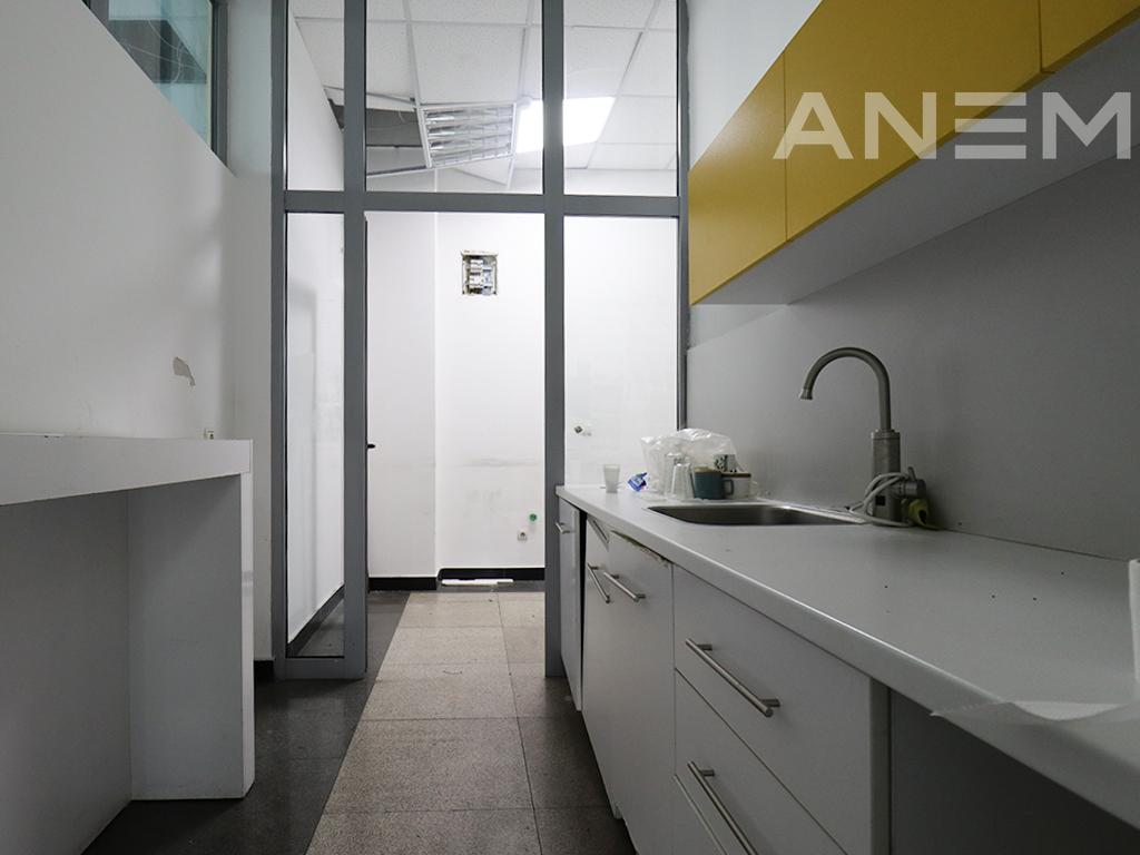 Objekt me qira 1000m² në Qendër