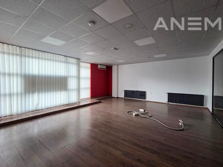Zyre me qira 450m² dhe 30m² tarracë në Qendër