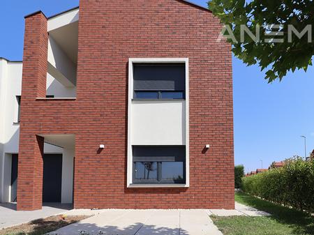Shtëpi me qira 200m² + 100m² nënkulm në lagjen Qershia