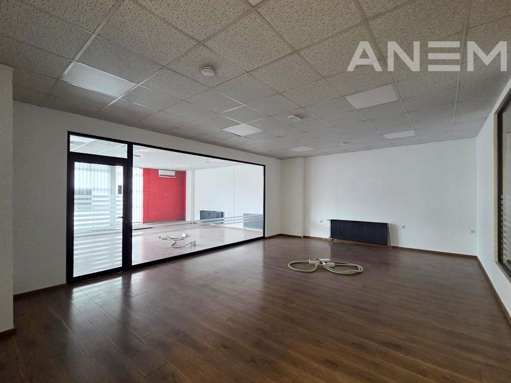 Zyre me qira 450m² dhe 30m² tarracë në Qendër