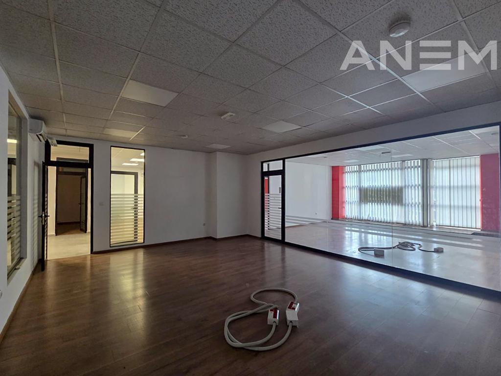 Zyre me qira 450m² dhe 30m² tarracë në Qendër
