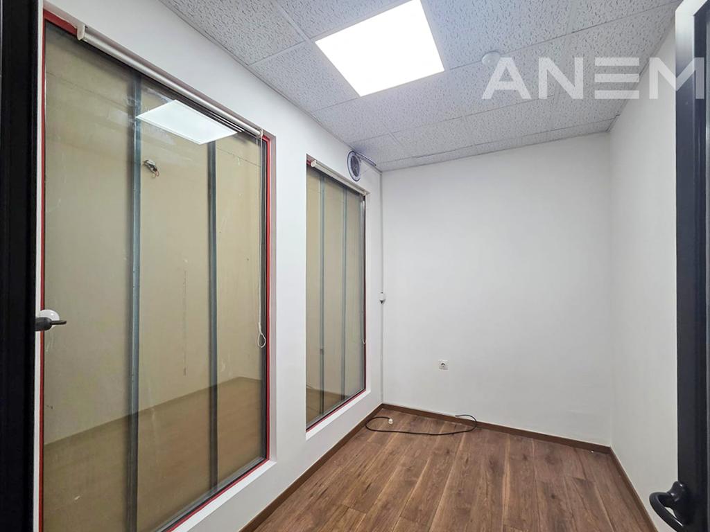 Zyre me qira 450m² dhe 30m² tarracë në Qendër