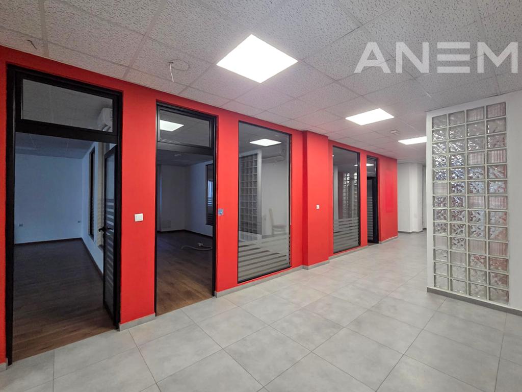 Zyre me qira 450m² dhe 30m² tarracë në Qendër
