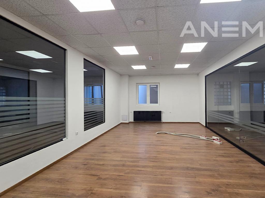 Zyre me qira 450m² dhe 30m² tarracë në Qendër