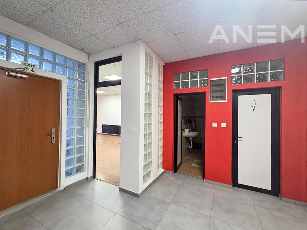 Zyre me qira 450m² dhe 30m² tarracë në Qendër