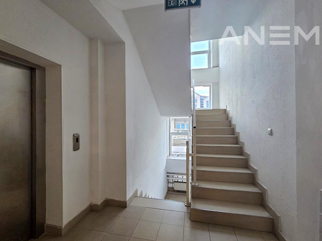 Zyre me qira 450m² dhe 30m² tarracë në Qendër