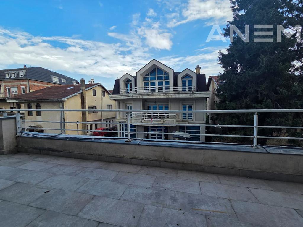 Zyre me qira 450m² dhe 30m² tarracë në Qendër