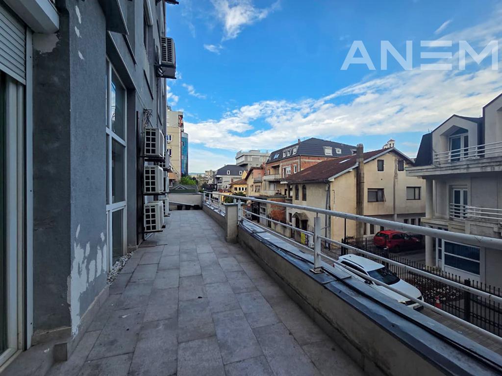 Zyre me qira 450m² dhe 30m² tarracë në Qendër