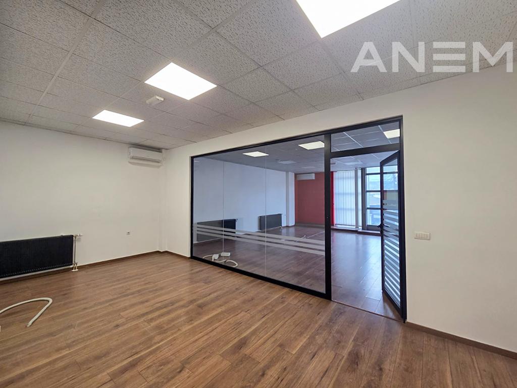 Zyre me qira 450m² dhe 30m² tarracë në Qendër