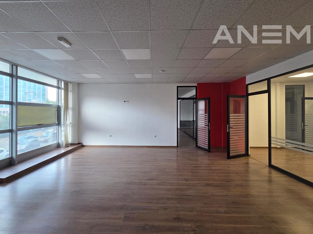 Zyre me qira 450m² dhe 30m² tarracë në Qendër