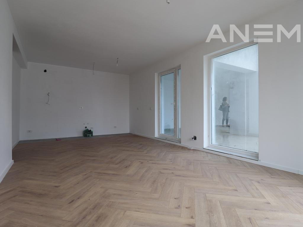 Zyrë me qira me 8 hapësira pune në Kalabri