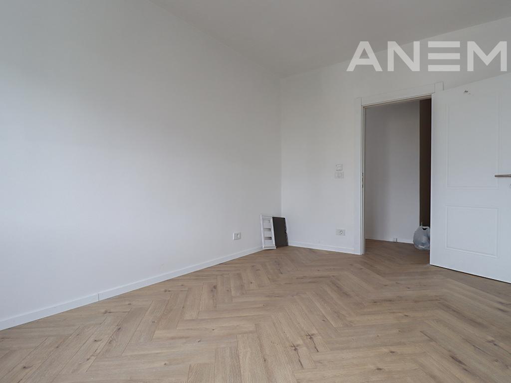 Zyrë me qira me 8 hapësira pune në Kalabri