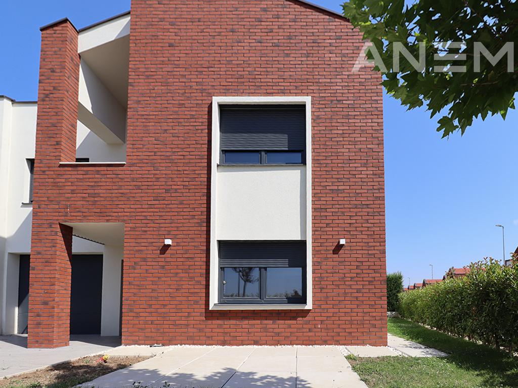 Shtëpi me qira 200m² + 100m² nënkulm në lagjen Qershia