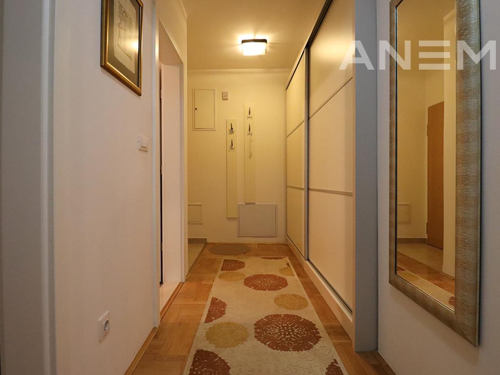 Banesë në shitje 92m² në Rrugen C