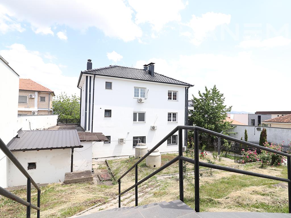 Shtëpi/ Zyre me qira 700m² në Arbëri