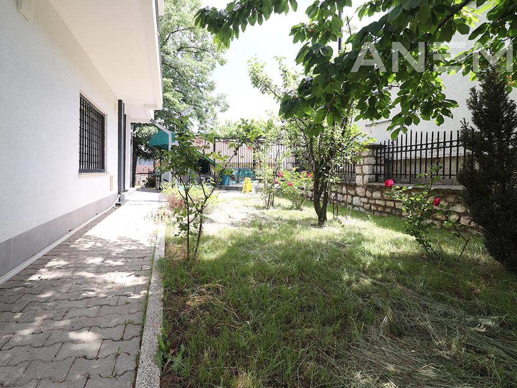 Shtëpi/ Zyre me qira 700m² në Arbëri